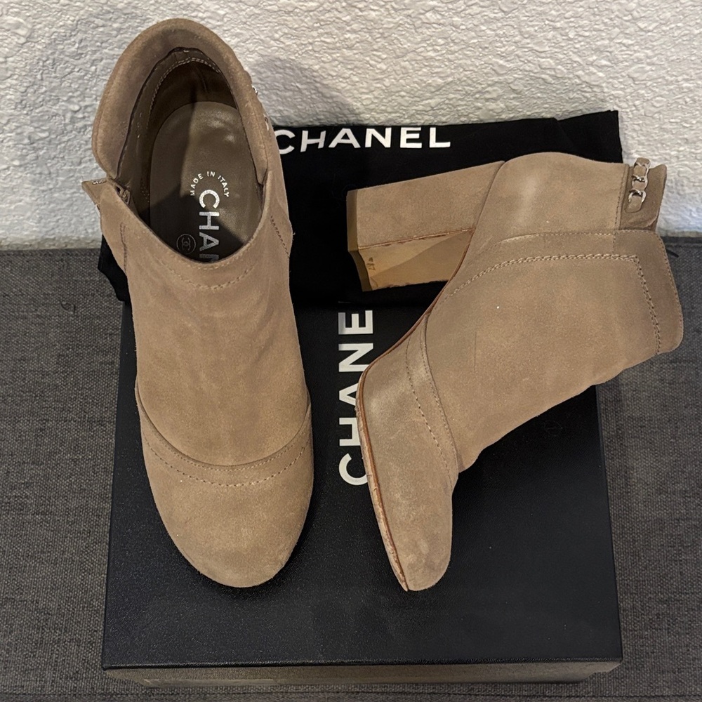 GUC CHANEL Beige Sparkly Suede Silver Chain Ankle Booties